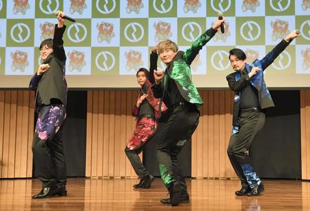 「武蔵国　府中大使」に任命され、曲を披露する純烈（左から）酒井一圭、白川裕二郎、後上翔太、小田井涼平＝東京・府中市民活動センター「プラッツ」（撮影・金田祐二）
