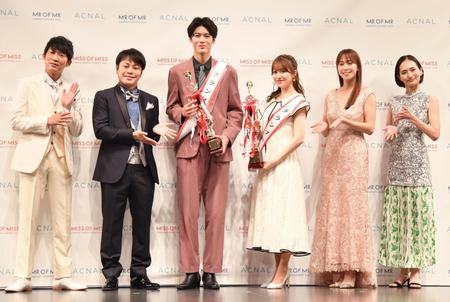 　祝福する（左から）ノンスタイルの石田明と井上裕介。「ＭＲ　ＯＦ　ＭＲ　ＣＡＭＰＵＳ　ＣＯＮＴＥＳＴ　２０２２　ｓｕｐｐｏｒｔｅｄ　ｂｙ　ＡＣＮＡＬ」でグランプリに輝いた高尾昇吾さんと「ＭＩＳＳ　ＯＦ　ＭＩＳＳ　ＣＡＭＰＵＳ　ＱＵＥＥＮ　ＣＯＮＴＥＳＴ２０２２　ｓｕｐｐｏｒｔｅｄ　ｂｙ　ＡＣＮＡＬ」でグランプリに輝いた石川莉々花さん。鷲見玲奈と山賀琴子さん＝都内（撮影・佐々木彰尚）