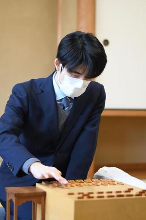 昇級を決めた藤井聡太竜王＝東京・将棋会館（提供・日本将棋連盟）