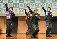 「武蔵国　府中大使」に任命され、曲を披露する純烈（左から）酒井一圭、白川裕二郎、後上翔太、小田井涼平＝東京・府中市民活動センター「プラッツ」（撮影・金田祐二）