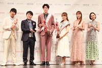 　祝福する（左から）ノンスタイルの石田明と井上裕介。「ＭＲ　ＯＦ　ＭＲ　ＣＡＭＰＵＳ　ＣＯＮＴＥＳＴ　２０２２　ｓｕｐｐｏｒｔｅｄ　ｂｙ　ＡＣＮＡＬ」でグランプリに輝いた高尾昇吾さんと「ＭＩＳＳ　ＯＦ　ＭＩＳＳ　ＣＡＭＰＵＳ　ＱＵＥＥＮ　ＣＯＮＴＥＳＴ２０２２　ｓｕｐｐｏｒｔｅｄ　ｂｙ　ＡＣＮＡＬ」でグランプリに輝いた石川莉々花さん。鷲見玲奈と山賀琴子さん＝都内（撮影・佐々木彰尚）