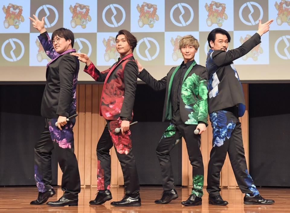 「武蔵国　府中大使」に任命され、曲を披露する純烈（左から）酒井一圭、白川裕二郎、後上翔太、小田井涼平＝東京・府中市民活動センター「プラッツ」（撮影・金田祐二）