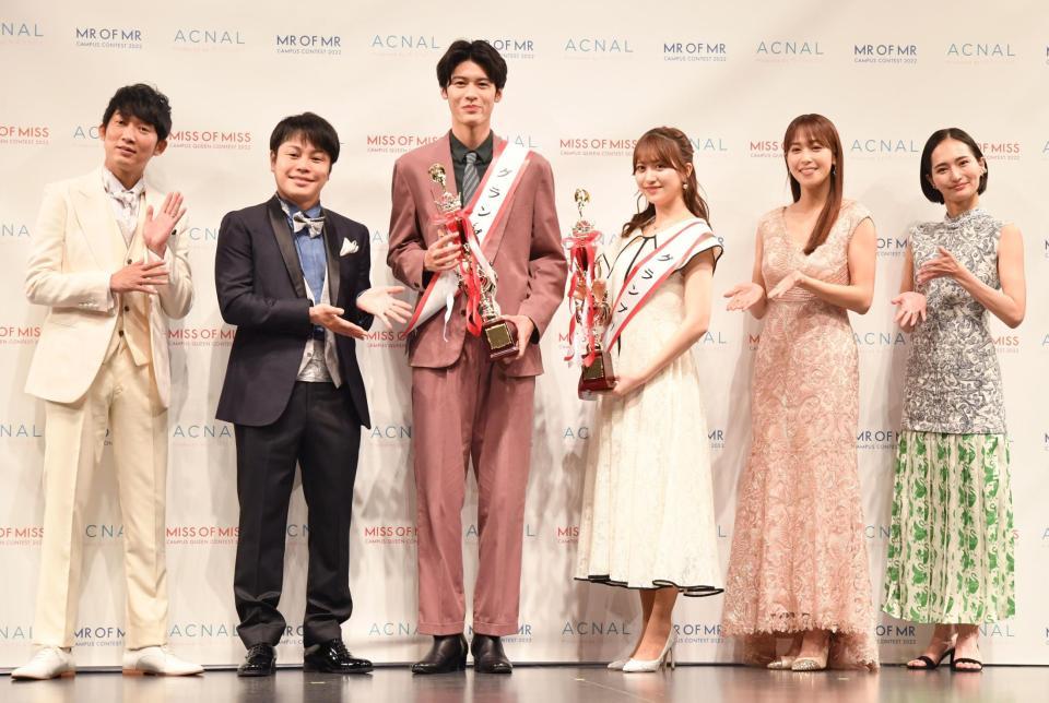 　祝福する（左から）ノンスタイルの石田明と井上裕介。「ＭＲ　ＯＦ　ＭＲ　ＣＡＭＰＵＳ　ＣＯＮＴＥＳＴ　２０２２　ｓｕｐｐｏｒｔｅｄ　ｂｙ　ＡＣＮＡＬ」でグランプリに輝いた高尾昇吾さんと「ＭＩＳＳ　ＯＦ　ＭＩＳＳ　ＣＡＭＰＵＳ　ＱＵＥＥＮ　ＣＯＮＴＥＳＴ２０２２　ｓｕｐｐｏｒｔｅｄ　ｂｙ　ＡＣＮＡＬ」でグランプリに輝いた石川莉々花さん。鷲見玲奈と山賀琴子さん＝都内（撮影・佐々木彰尚）