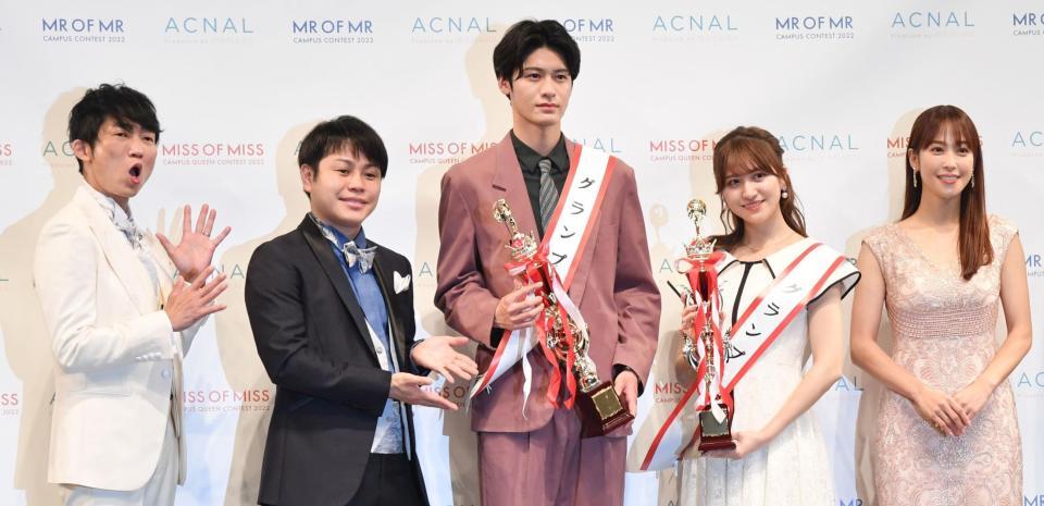 　（左から）ＮＯＮ　ＳＴＹＬＥの石田明、井上裕介、グランプリの高尾昇吾さんと石川莉々花さん、鷲見玲奈＝東京・ＥＸ　ＴＨＥＡＴＥＲ　ＲＯＰＰＯＮＧＩ（撮影・佐々木彰尚）