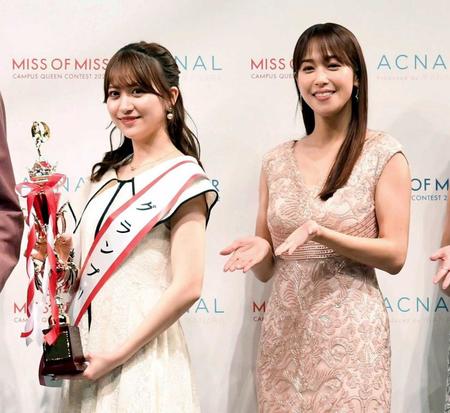 　グランプリに輝いた石川莉々花さん（左）を祝福する鷲見玲奈（撮影・佐々木彰尚）