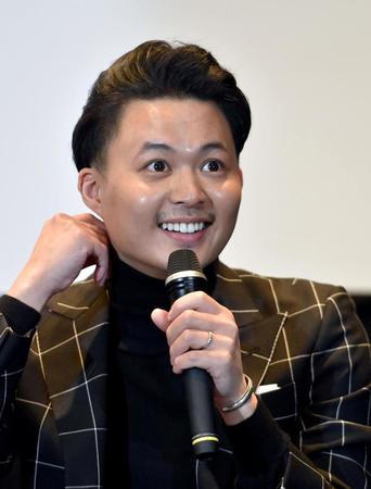 　左薬指に指輪を光らせる花田優一（撮影・佐藤厚）