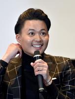 　左薬指に指輪を光らせる花田優一（撮影・佐藤厚）