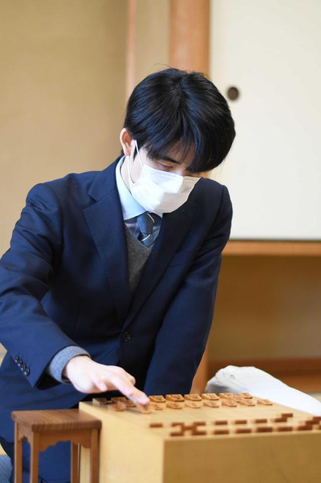 　昇級を決めた藤井聡太竜王＝東京・将棋会館（提供・日本将棋連盟）