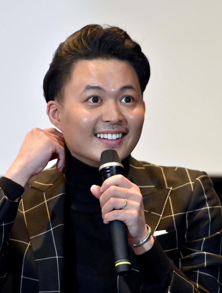　左薬指に指輪を光らせる花田優一（撮影・佐藤厚）