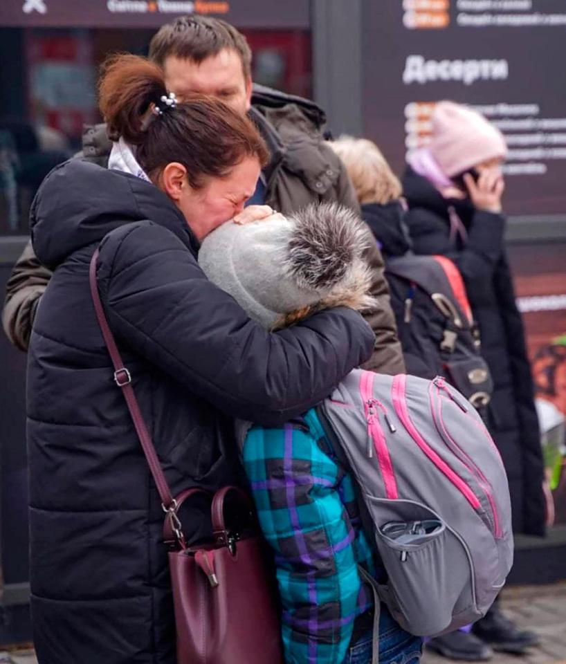 　ウクライナ・キエフ近郊イルピンで、別れを惜しんで抱き合う人々＝９日（ＵＰＩ＝共同）