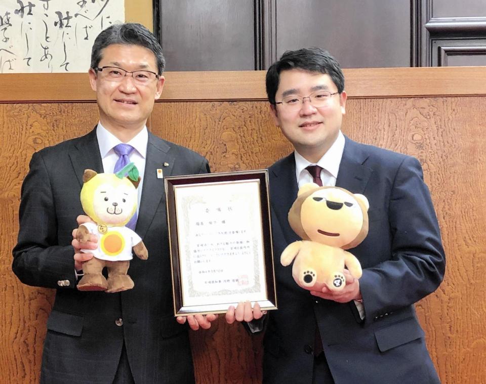 　みやざき大使に就任した福島暢啓アナ（右）と宮崎県・河野俊嗣知事＝宮崎県庁