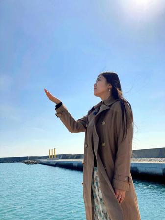 　震災から１１年を迎える浪江の空を見上げる牛来美佳