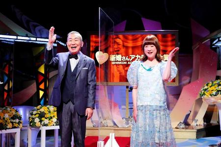 　最終収録で「いらっしゃ～い！」のポーズ。桂文枝と山瀬まみ