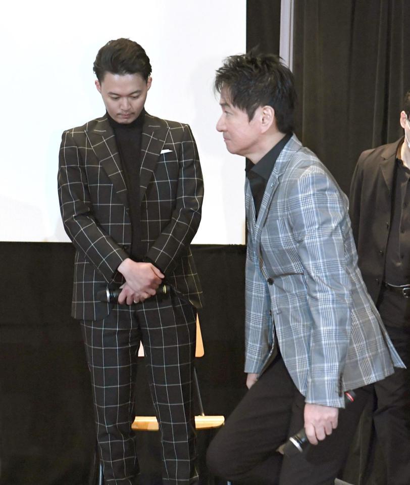 　花田優一（左）の前を通って登壇するジャッキー・ウー監督（撮影・佐藤厚）