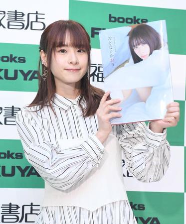 　初の写真集発売を喜ぶ前田佳織里＝都内（撮影・金田祐二）