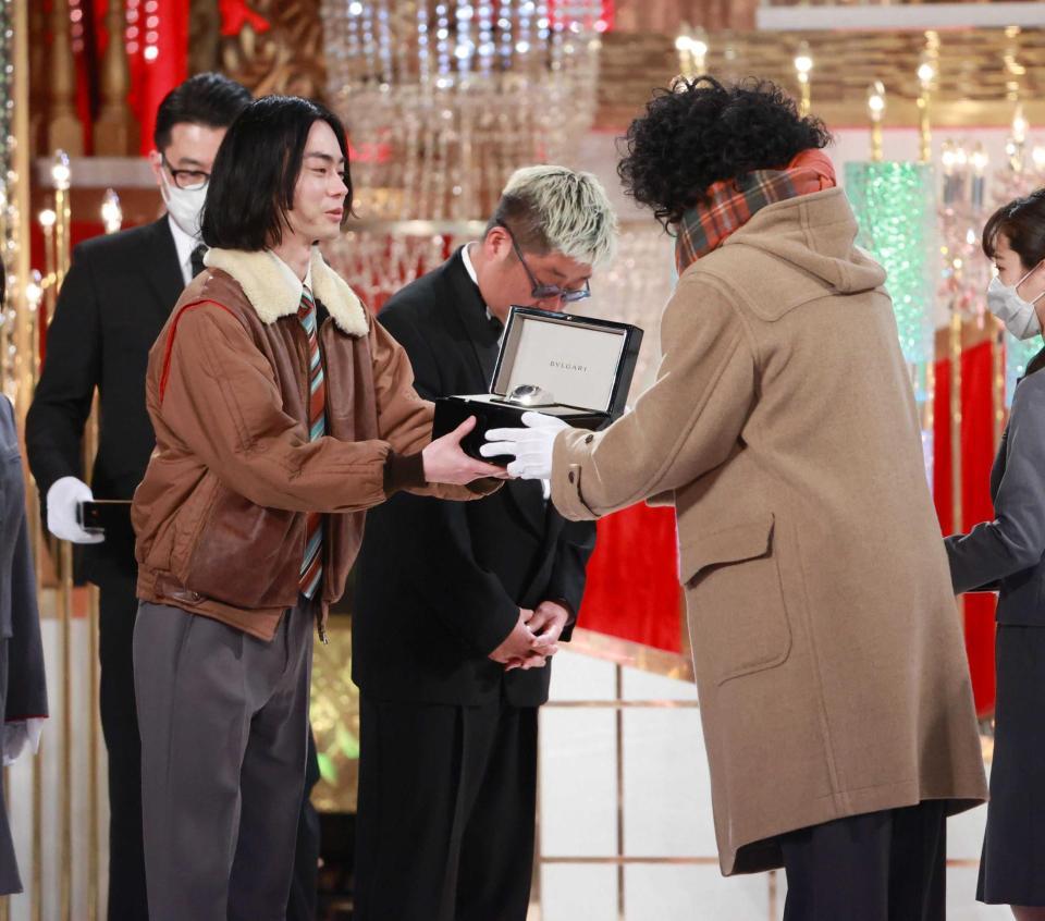 　俳優部門の話題賞を受賞した菅田将暉（左）に記念品を手渡す小栗旬