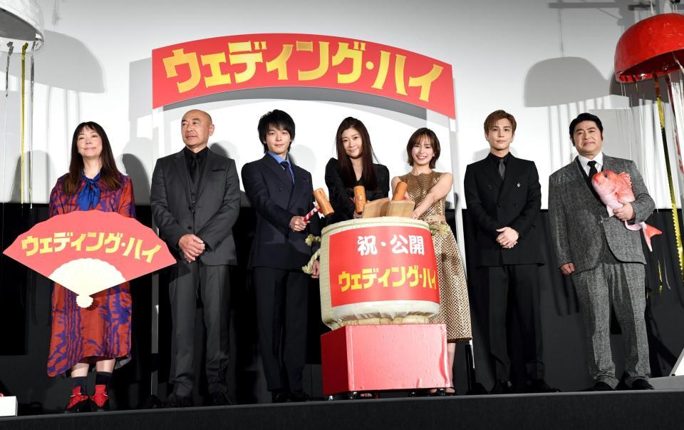 鏡開きをする（左から）大九明子監督、高橋克実、中村倫也、篠原涼子、関水渚、岩田剛典、皆川猿時＝都内（撮影・佐藤厚）