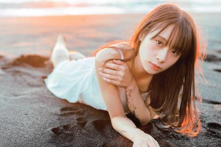 　前田佳織里がお気に入りショットに挙げた砂浜でのショット