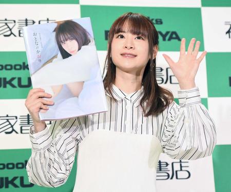 　初の写真集発売に笑顔の前田佳織里