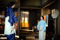 　鎌倉仮御所・厨にて。あることを八重に頼む亀（江口のりこ）＝ＮＨＫ大河ドラマ「鎌倉殿の１３人」第１０回から