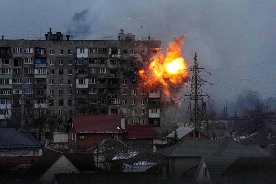 　１１日、ウクライナ南東部マリウポリで、ロシア軍の戦車から砲撃を受けた住宅（ＡＰ＝共同）