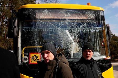 　ウクライナ・リビウ北西の基地への攻撃で被害を受けたバス（ゲッティ＝共同）