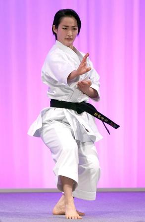 　演武を披露する清水希容選手（代表撮影）