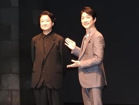 芸術監督交代会見に出席した白井晃氏（左）と野村萬斎＝東京都内