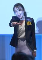 　手話党歌を披露する今井絵理子議員（代表撮影）