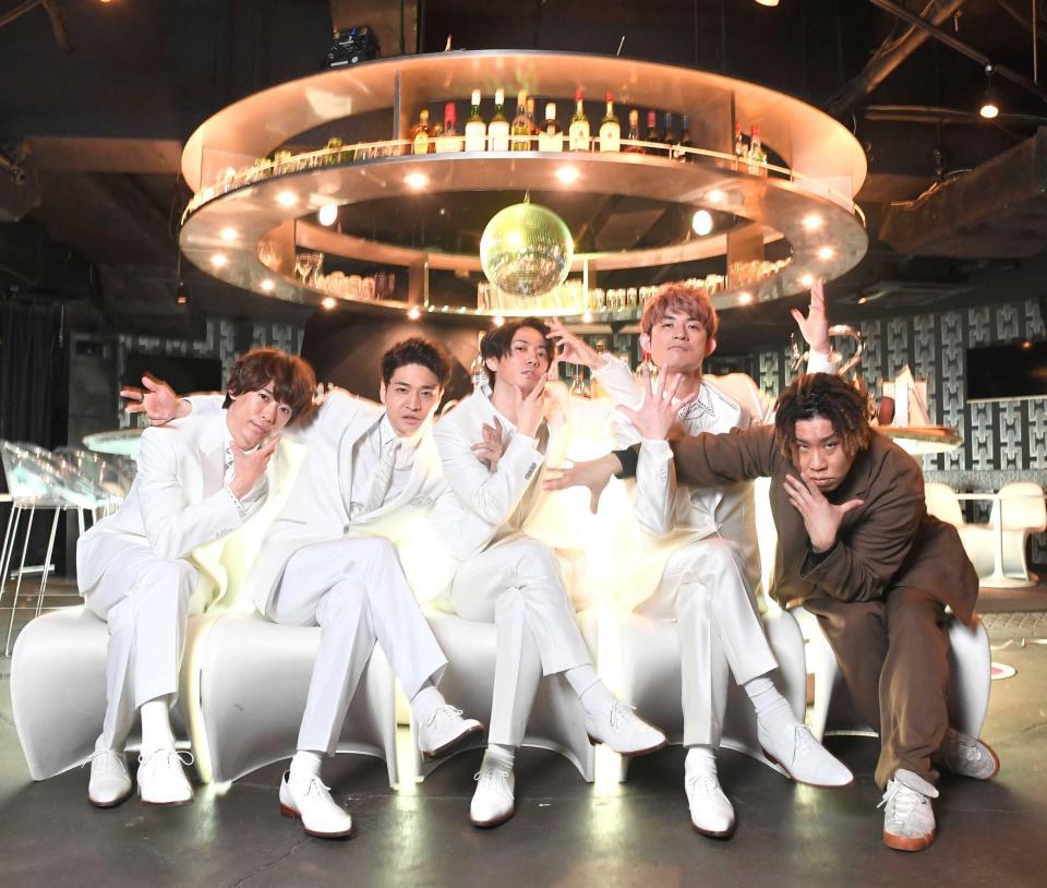 　ホスト役で舞台に挑むふぉ～ゆ～の（左から）越岡裕貴、福田悠太、辰巳雄大、松崎祐介と演出の伊藤今人氏