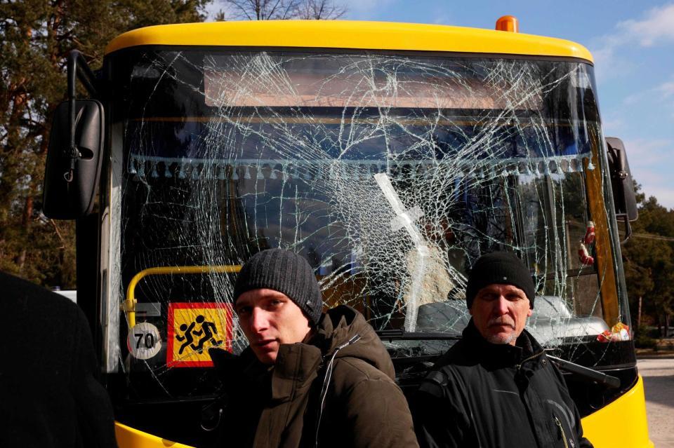 　ウクライナ・リビウ北西の基地への攻撃で被害を受けたバス（ゲッティ＝共同）
