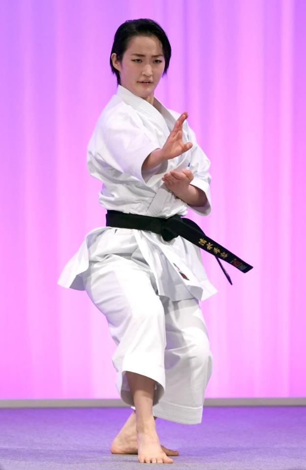 　演武を披露する清水希容選手（代表撮影）