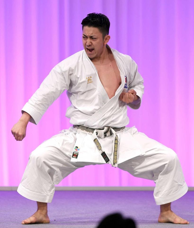 　演武を披露する喜友名諒選手（代表撮影）