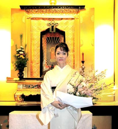 　恩師の里村龍一さんの仏前に献花した香西かおり＝東京・築地本願寺