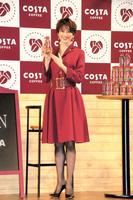 　レアだというストッキング姿で登壇した米倉涼子＝東京・汐留