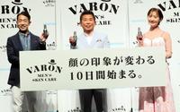 笑顔の（左から）森脇健児、勝俣州和、おのののか＝東京・品川