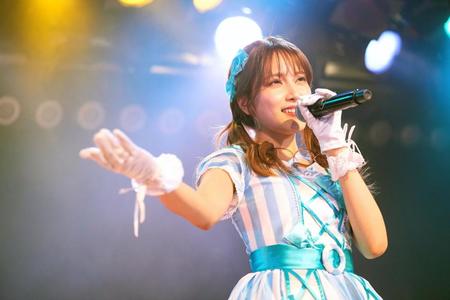 　卒業公演で笑顔を輝かせながら歌う入山杏奈（ｃ）ＡＫＢ４８