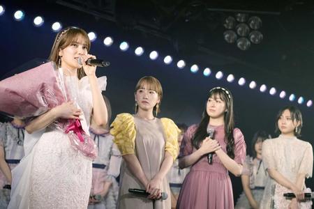 　川栄李奈（右から３人目）らの前で花束を手にあいさつする入山杏奈（左端）（ｃ）ＡＫＢ４８