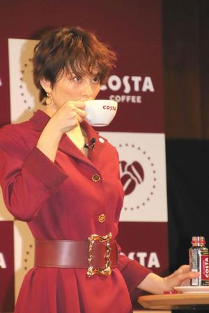 　淹れたてのコーヒーとペットボトルの香りをかぎ比べる米倉涼子＝東京・汐留
