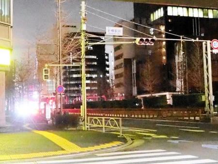 停電で信号が消えた東京。新橋