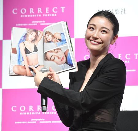 写真集「ＣＯＲＲＥＣＴ」出版会見を行った木下優樹菜（撮影・伊藤笙子）