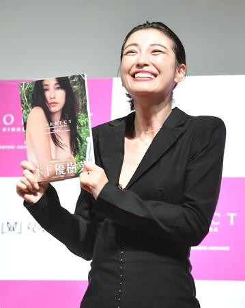 写真集「ＣＯＲＲＥＣＴ」出版会見を行った木下優樹菜（撮影・伊藤笙子）