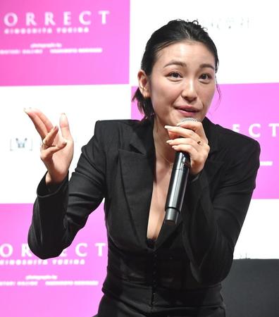 写真集「ＣＯＲＲＥＣＴ」出版会見を行った木下優樹菜（撮影・伊藤笙子）