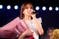 　花束を手にあいさつする入山杏奈（ｃ）ＡＫＢ４８