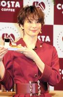 　コスタコーヒーとコラボしたスイーツを紹介する米倉涼子＝東京・汐留