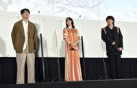 　舞台あいさつを行った（左から）坂口健太郎、小松菜奈、野田洋次郎＝東京・丸の内ピカデリー２（撮影・佐藤厚）