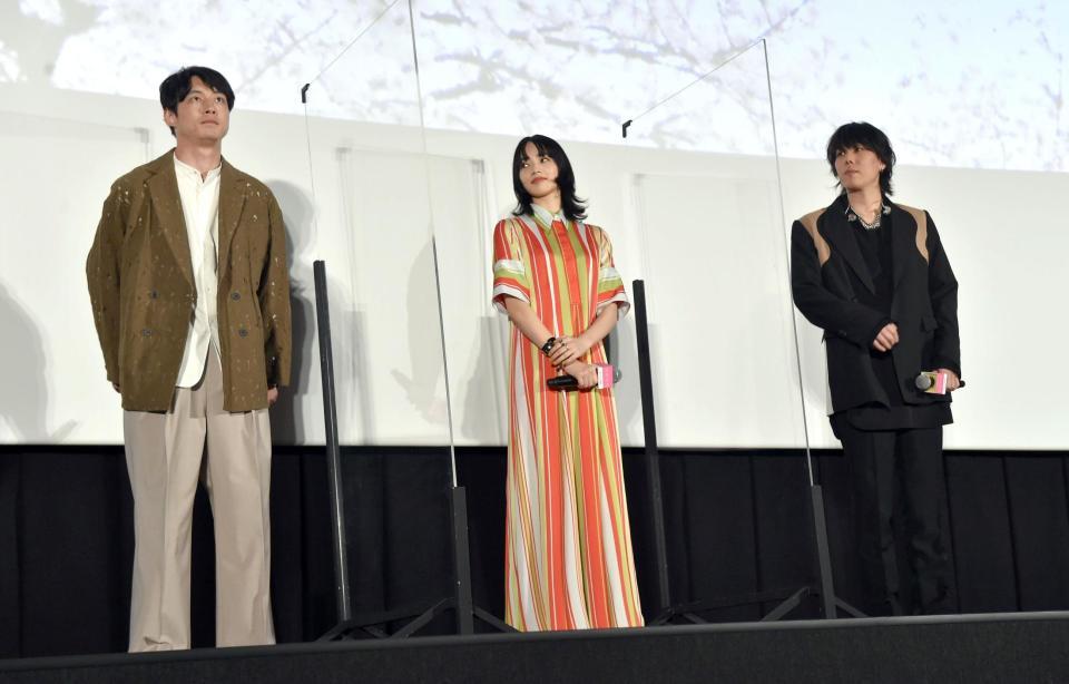 　舞台あいさつを行った（左から）坂口健太郎、小松菜奈、野田洋次郎＝東京・丸の内ピカデリー２（撮影・佐藤厚）