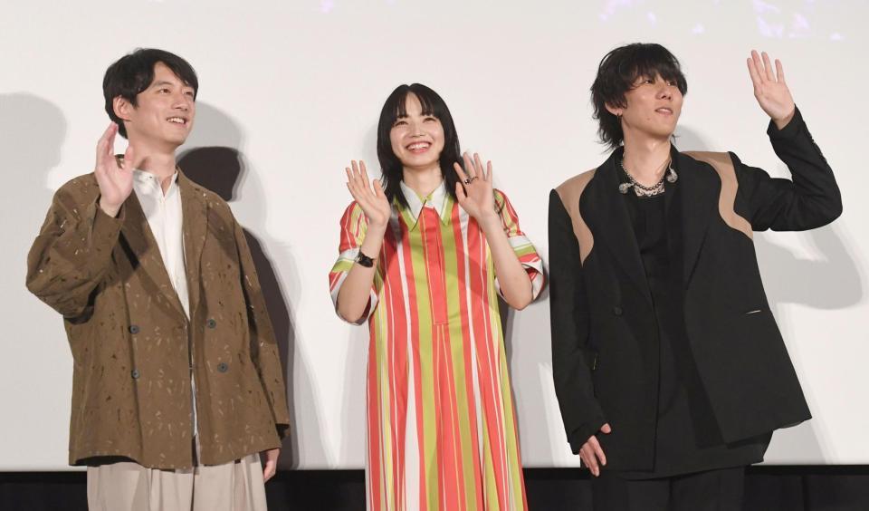 　客席に手を振る（左から）坂口健太郎、小松菜奈、野田洋次郎＝東京・丸の内ピカデリー（撮影・佐藤厚）