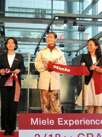 　テープをカットしたトラウデン直美