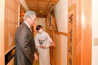 　大岡越前守直筆の書を見る尾上松緑＝神奈川県茅ヶ崎市の浄見寺